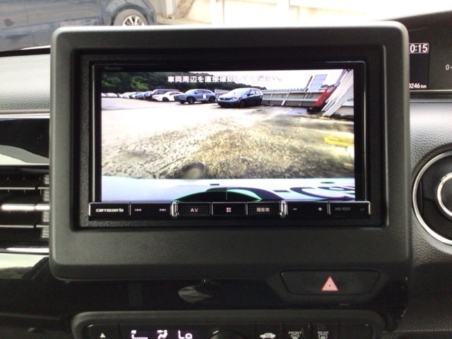 【バックカメラ】運転が苦手な方も車庫入れラクラクです！ギアをリバースに入れれば自動的に切り換わりますので、面倒な操作は不要です♪狭い駐車場もお車を傷つけず安心ですね！