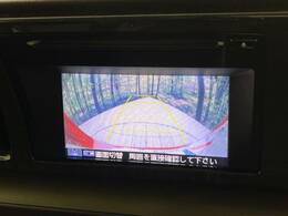 【バックカメラ】駐車時に後方がリアルタイム映像で確認できます。大型商業施設や立体駐車場での駐車時や、夜間のバック時に大活躍！運転スキルに関わらず、今や必須となった装備のひとつです！