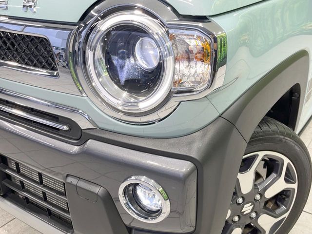 【LEDヘッドライト】悪天候や夜間走行時も良好な視界を確保し安心して運転できる高輝度LEDヘッドライトを装備！点灯速度が早く、消費電力も抑えられています。