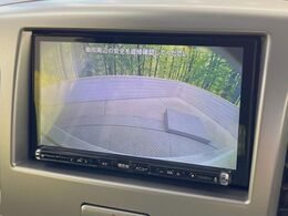 【バックカメラ】駐車時に後方がリアルタイム映像で確認できます。大型商業施設や立体駐車場での駐車時や、夜間のバック時に大活躍！運転スキルに関わらず、今や必須となった装備のひとつです！