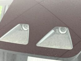 【スマートアシスト】走行中に前方の車両等を認識し、衝突しそうな時は警報とブレーキで衝突回避と被害軽減をアシスト。より安全にドライブをお楽しみいただけます。