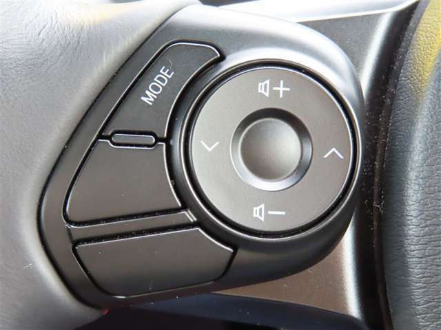 ステアリングスイッチは、運転中でもハンドルでオーディオなどの操作が可能です。安全なドライブをサポートします。