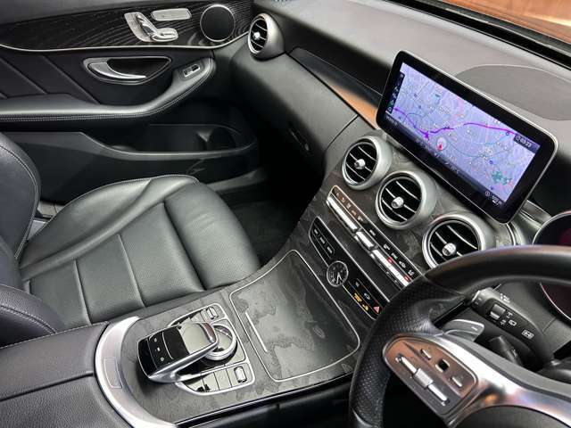 輸入車ディーラー採用のドライブレコーダーも選べます。万が一の事故の際のお守りとしていかがでしょうか？その他様々なオプションをご用意しております。