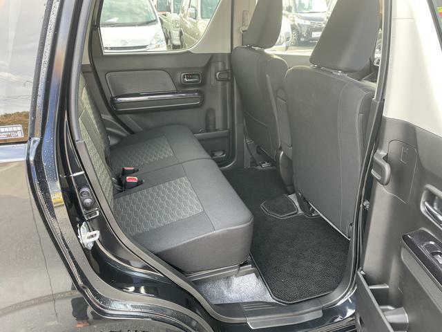 運転席側リヤシート。使用感もほとんどなくきれいな状態に保たれております。