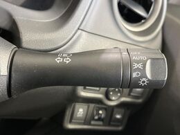 【オートライト】周りの明るさに応じて自動でヘッドライトの点灯・消灯ができる機能です！ライトの付け忘れ・消し忘れなどが無くなり、雨の日や夕方の走行も安心！トンネル通過時も便利ですね♪