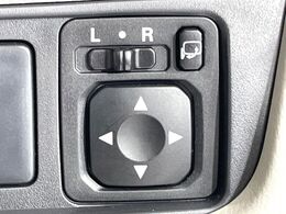 【電動格納ミラー】サイドミラーは電動格納式となっており、狭い駐車場でもキズがつくリスクを抑えられます。