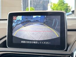 【バックカメラ】駐車時に後方がリアルタイム映像で確認できます。大型商業施設や立体駐車場での駐車時や、夜間のバック時に大活躍！運転スキルに関わらず、今や必須となった装備のひとつです！