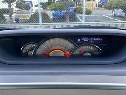 【　メーター　】メーターまわりも鮮やかに照らし出され、デザイン、安全性ともにバッチリですね♪