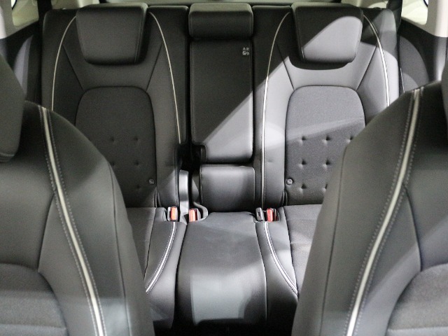 後部座席もゆったり座れます。