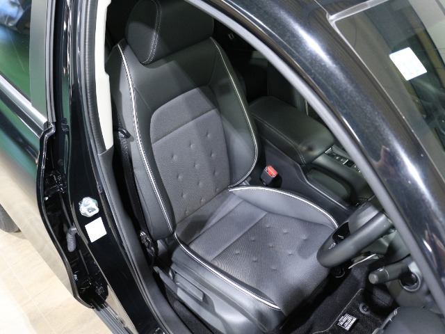 程よい硬さとホールド性が高いシートで長時間運転も快適です。