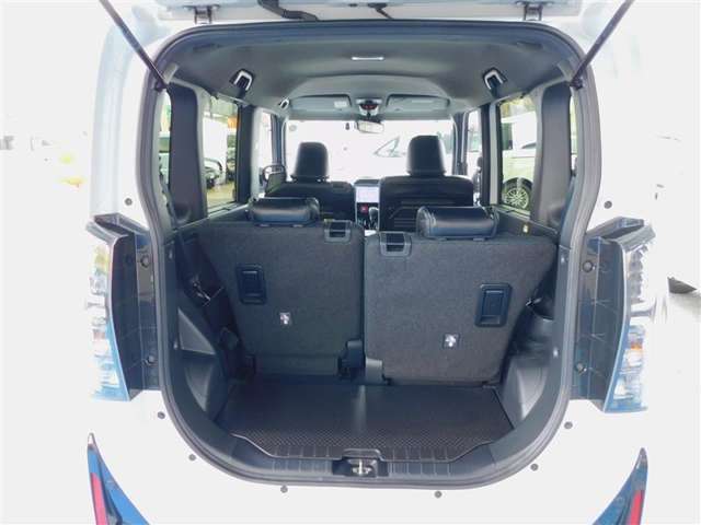低いフロアーと高いルーフで荷物の出し入れがしやすいラゲージスペース