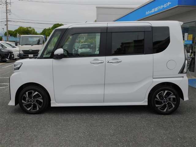乗り降りに便利な両側電動スライドドア付き
