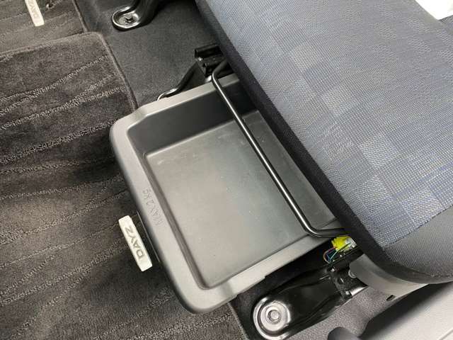 助手席下にも収納スペースが付いてます。
