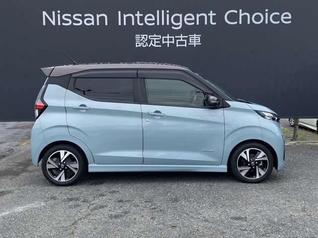 ボディカラーはソーダブルーとアッシュブラウンの2トーンカラーです。