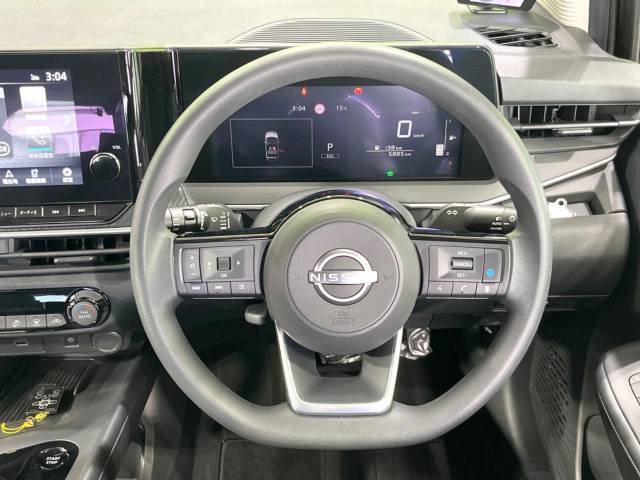インテリアに合わせたデザインのステアリングは、運転される方のことも考え、運転しやすい形状、大きさです。是非一度、実際に触ってお確かめください。