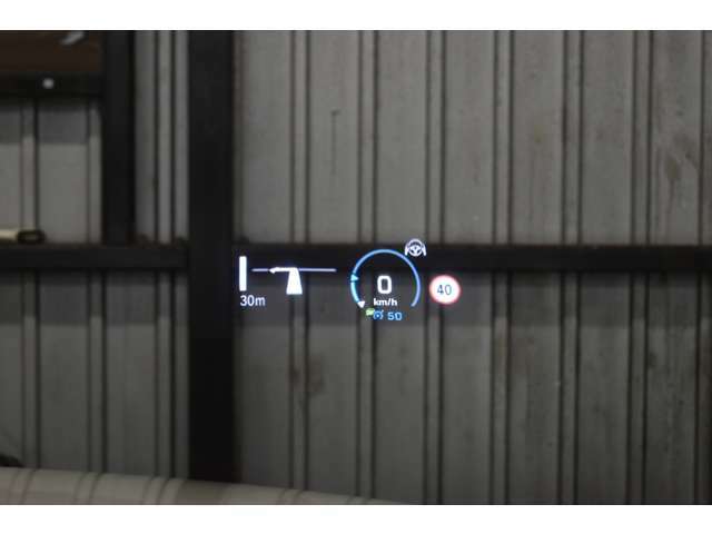 ヘッドアップディスプレイ　フロントガラスに情報を投影し路上から目を離すことなく運転に必要な情報を確認できます。表示位置や内容は、好みに合わせてカスタマイズ可能で明るさも自動調整してくれます。
