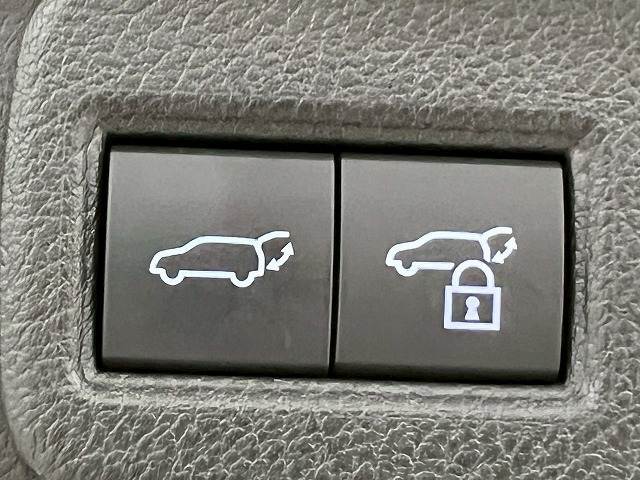 【電動リアゲート】装備しております。両手が塞がた状態からワンタッチでリアゲートを開閉出来る便利なオプションです。