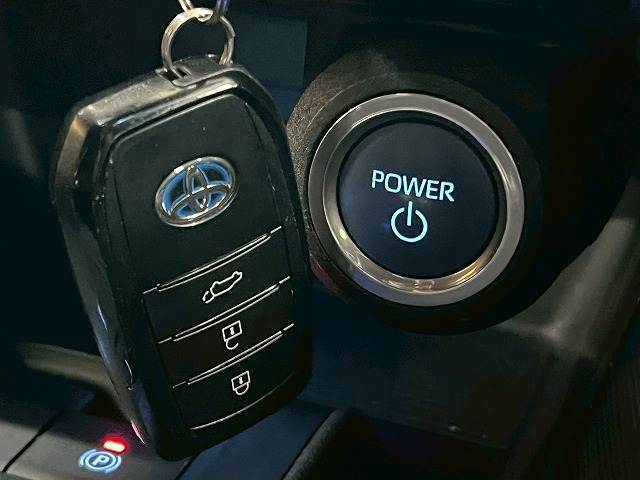 【スマートキー】車内へのアクセスやエンジン始動が楽々に行える今や必須アイテムのキー複製防止の「イモビライザー」まで備わっております