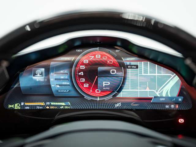 運転に必要な情報を分かりやすく表示するフルデジタルコクピットが採用されております