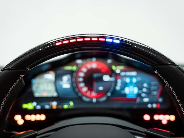 ハンドル上部のLEDは車がスピードアップしていくにつれ1つ、2つと点灯していきシフトアップのタイミングを教えてくれます。また、サーキッド走行時、視野をそらさずシフトチェンジを行えます。