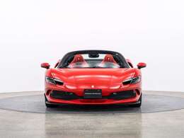 ボディカラーはRosso Corsa,Neroのツートンボディカラー