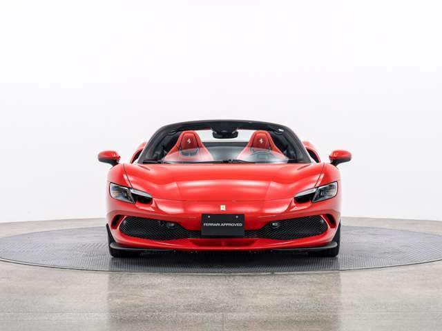 ボディカラーはRosso Corsa,Neroのツートンボディカラー