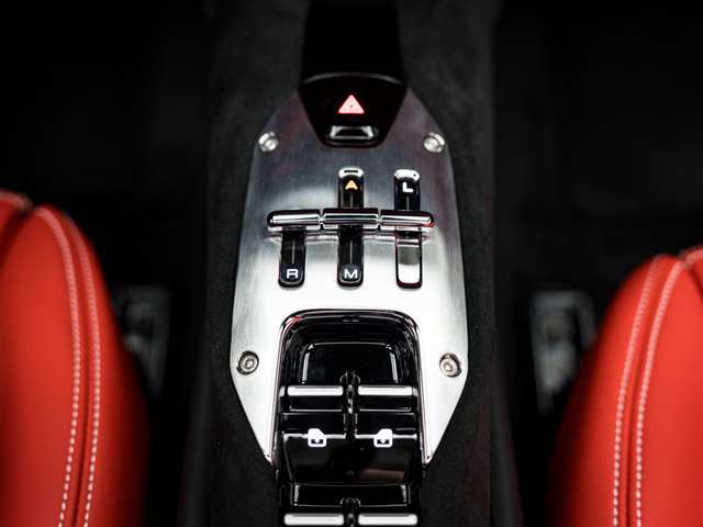Ferrari往年のH型マニュアルシフトゲートがデザインモチーフとなったシフト操作部