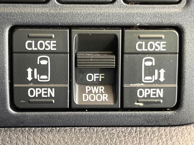【両側パワースライドドア】スマートキーや運転席のスイッチで後席両側スライドドアの開閉が可能♪電動だから力を入れてドアを開ける必要が無く、小さなお子様でも簡単に開け閉めでき快適です♪
