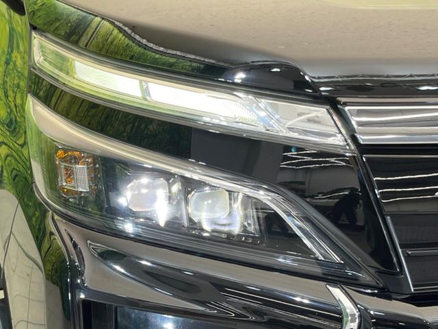 【LEDヘッドライト】悪天候や夜間走行時も良好な視界を確保し安心して運転できる高輝度LEDヘッドライトを装備！点灯速度が早く、消費電力も抑えられています。