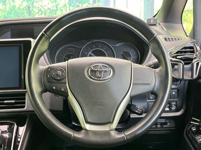 【純正革巻きステアリング】上質な革を使用することで、手にしっかり馴染みとても運転しやすいハンドルです♪