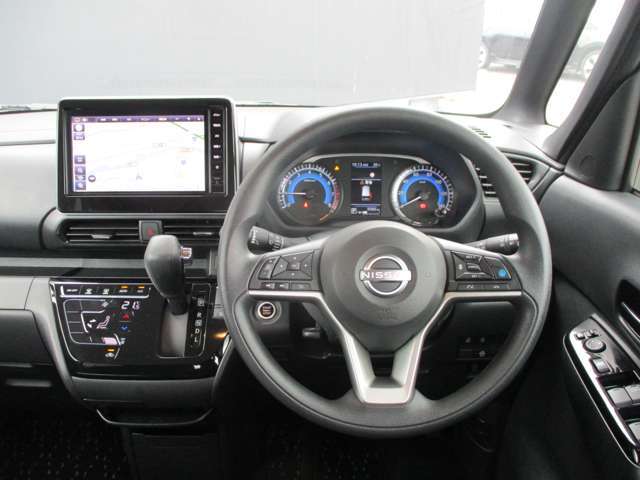 ルークスの運転席廻りになります。ひじ掛けや収納など便利な装備がついてます！