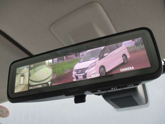 スマートルーミラー装備車両後方のカメラ映像をミラ-面に映し出すので、車内の状況や、天候などに影響されにくく、よりクリアな後方視界が得られます。