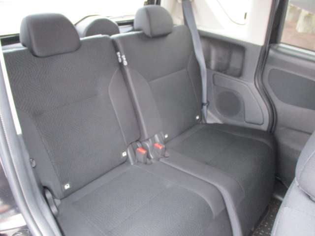 後席はひざ周りスペースも広く脚を組んで座れるほど。フロア部には段差がないので足元にも窮屈さを感じません。