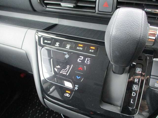 簡単操作のタッチパネル・オートエアコン、お好みの温度で快適にドライブを楽しめます。