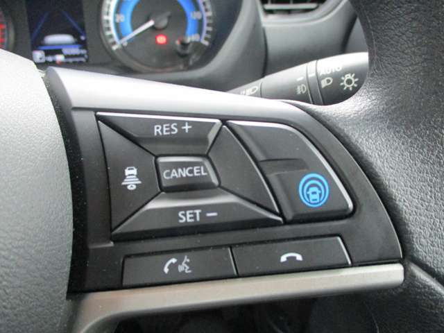 話題の運転支援装置プロパイロットが搭載されてます。アクセル、ブレーキ、ハンドルの操作をクルマがアシストしてくれます。