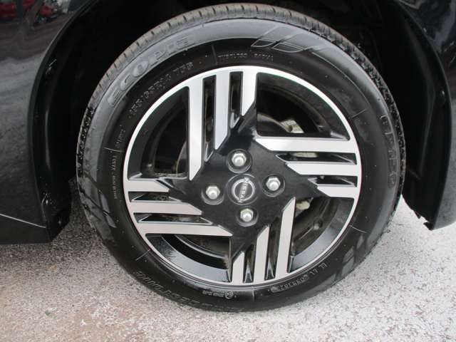 日産純正のアルミホイールが装着されてます。ボディデザインとマッチしておりカッコイイですね。