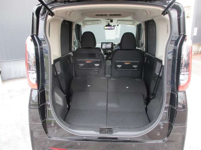 リヤシートを両方倒すとフラットになり大きな荷物も載せられます。