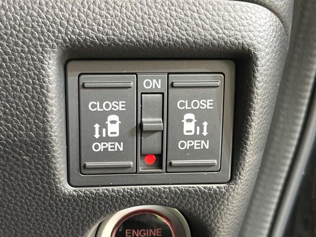 【両側パワースライドドア】スマートキーや運転席のスイッチで後席両側スライドドアの開閉が可能♪電動だから力を入れてドアを開ける必要が無く、小さなお子様でも簡単に開け閉めでき快適です♪
