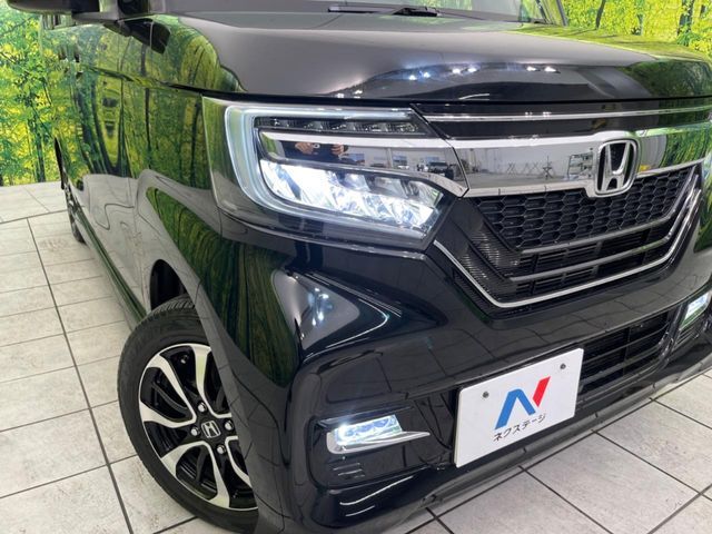 【LEDヘッドライト】悪天候や夜間走行時も良好な視界を確保し安心して運転できる高輝度LEDヘッドライトを装備！点灯速度が早く、消費電力も抑えられています。