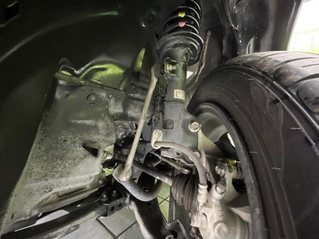 お車を安心してお乗りいただく為には、足回りの定期点検が欠かせません。サービスサポート（有償保証）では無料点検もご提供しており、安心のカーライフをお過ごしいただけるサポート体制が整っています。