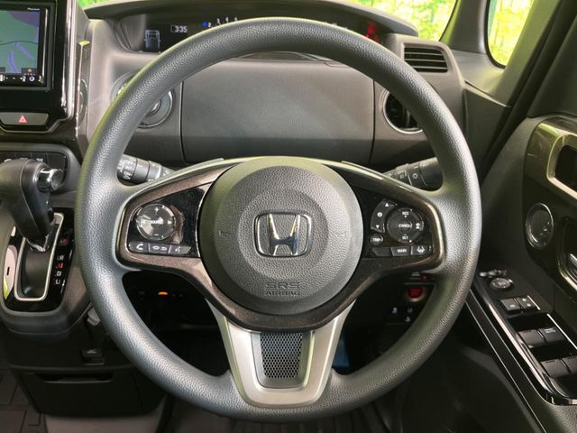 インテリアに合わせたデザインのステアリングは、運転される方のことも考え、運転しやすい形状、大きさです。是非一度、実際に触ってお確かめください。