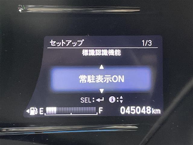 【標識認識機能】道路標識を見逃さないよう、一時停止・進入禁止は標識の手前、速度制限・はみ出し禁止は標識通過時の、適切なタイミングでお知らせします。機能には限界があるためご注意ください。