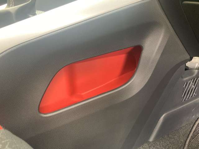 【運転席】座り心地が良いシートなので長時間の運転でも快適にお過ごしいただけます。新品のフロアマットのご注文も可能です。掲載箇所以外にご希望の写真がございましたらお気軽にお問い合わせ下さい。