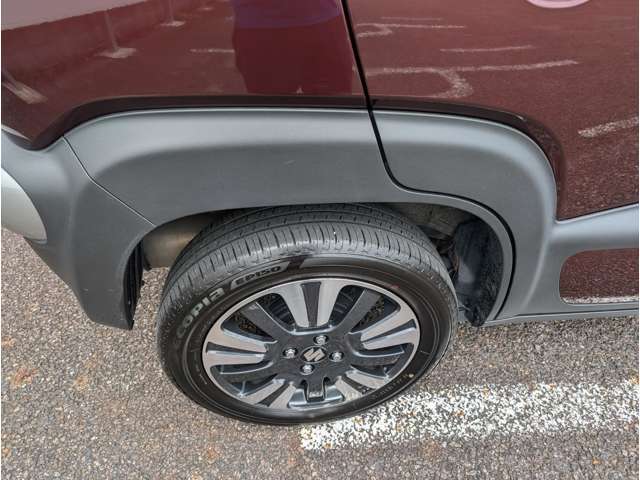 当店のお車は、納車前に国家資格整備士による整備を行います。エンジンオイル、バッテリー、スパークプラグ、ワイパーゴム等の消耗部品をしっかりチェックし劣化している部品は交換の上、納車いたします。
