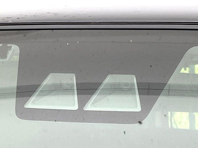 【スマートアシスト】走行中に前方の車両等を認識し、衝突しそうな時は警報とブレーキで衝突回避と被害軽減をアシスト。より安全にドライブをお楽しみいただけます。