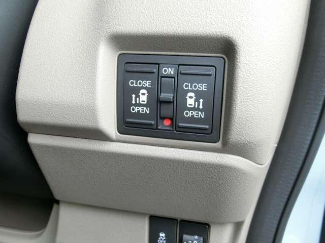 両側パワースライドドア