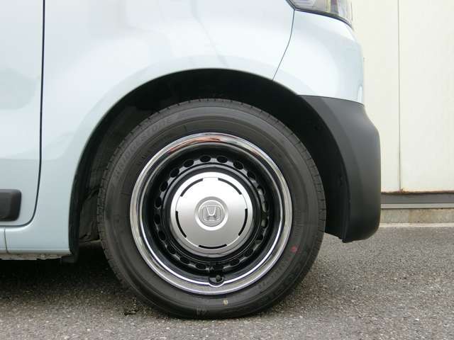 14インチ スチールホイール (ベルリナブラック塗装) ＋ハーフホイールキャップ (モールディングシルバー) ＋メッキホイールリング