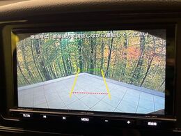 【バックカメラ】駐車時に後方がリアルタイム映像で確認できます。大型商業施設や立体駐車場での駐車時や、夜間のバック時に大活躍！運転スキルに関わらず、今や必須となった装備のひとつです！