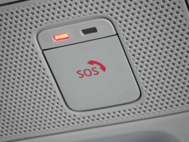 軽初SOSコール（ヘルプネット）急病時や危険を感じたとき、万が一の事故発生時には、エアバック展開と連動し自動通報されます。専門のオペレーターが警察や消防への連携をサポートします。事前登録が必要です