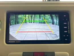 【バックカメラ】駐車時に後方がリアルタイム映像で確認できます。大型商業施設や立体駐車場での駐車時や、夜間のバック時に大活躍！運転スキルに関わらず、今や必須となった装備のひとつです！